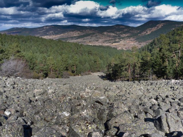 Río de bloques de piedra en Orea